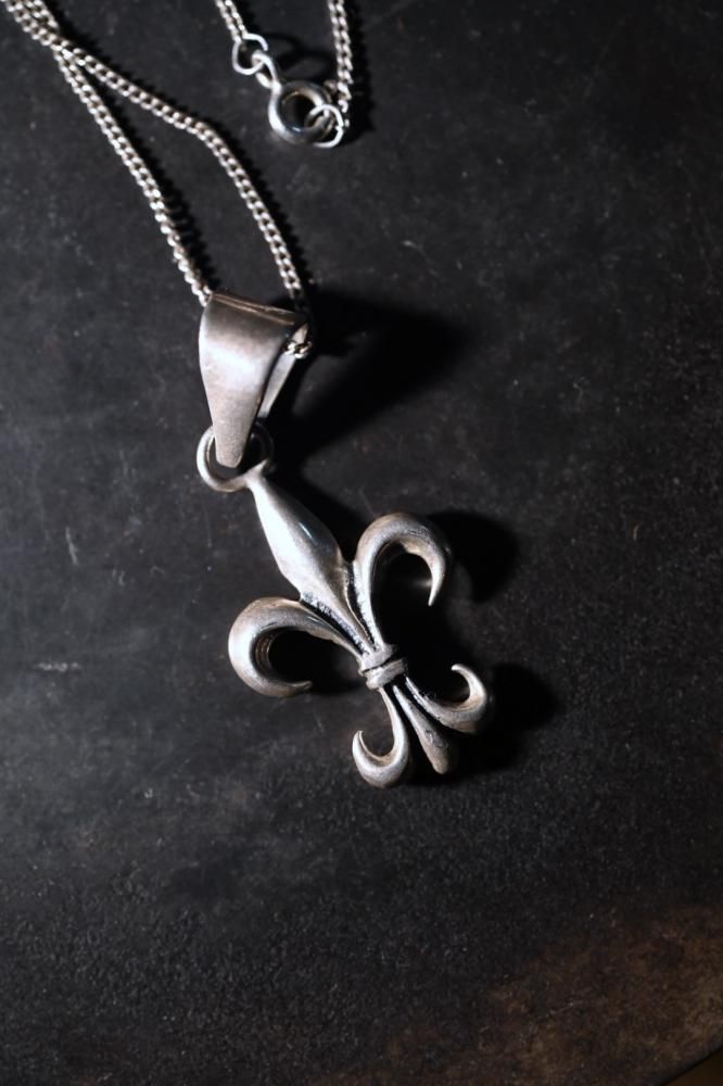 Vintage fleur de lis silver necklace