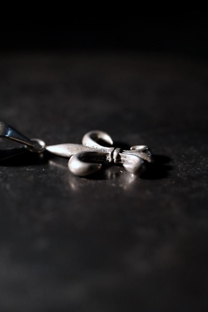 Vintage fleur de lis silver necklace