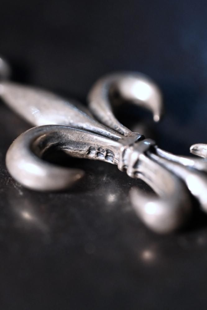 Vintage fleur de lis silver necklace