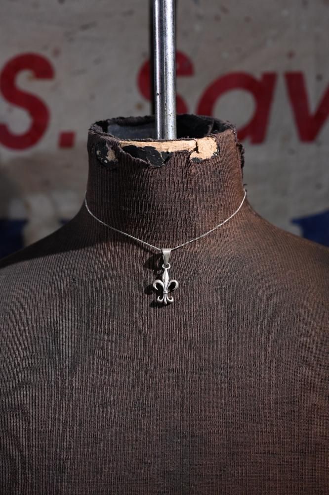 Vintage fleur de lis silver necklace