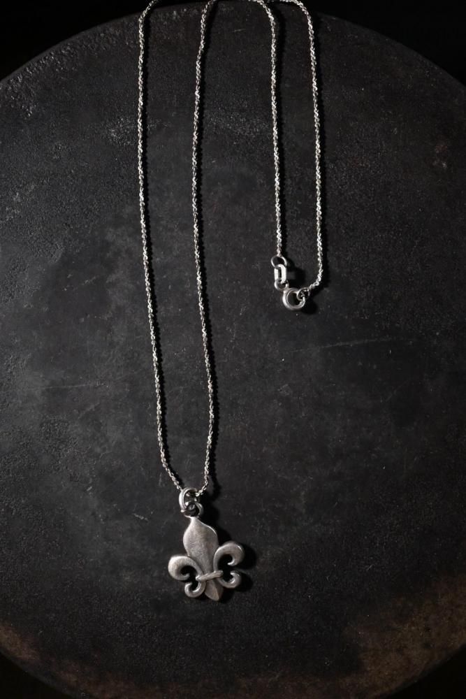 Vintage fleur de lis silver necklace