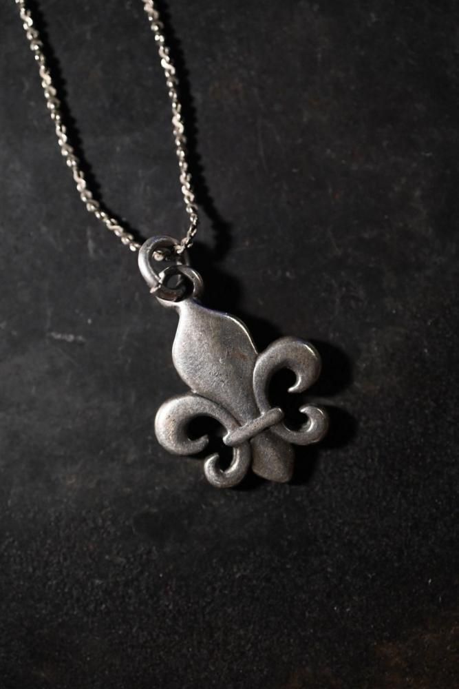 Vintage fleur de lis silver necklace