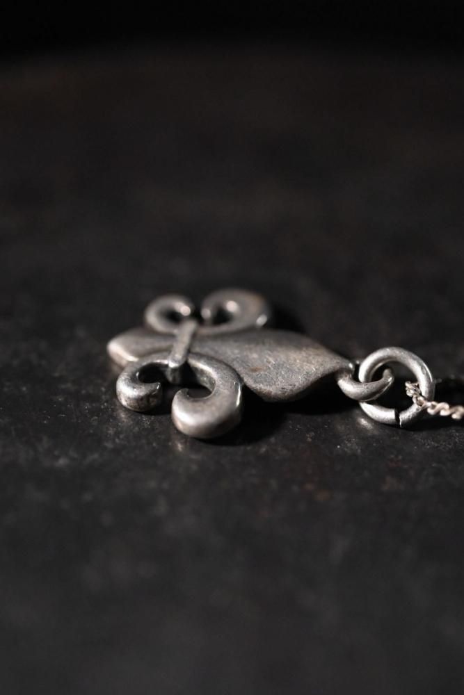 Vintage fleur de lis silver necklace