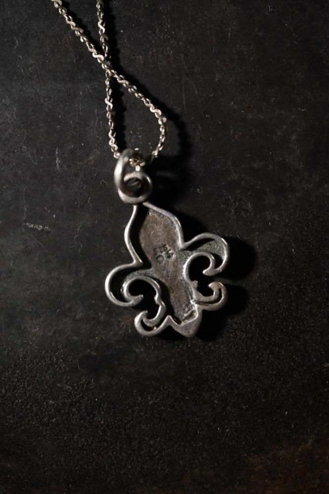Vintage fleur de lis silver necklace