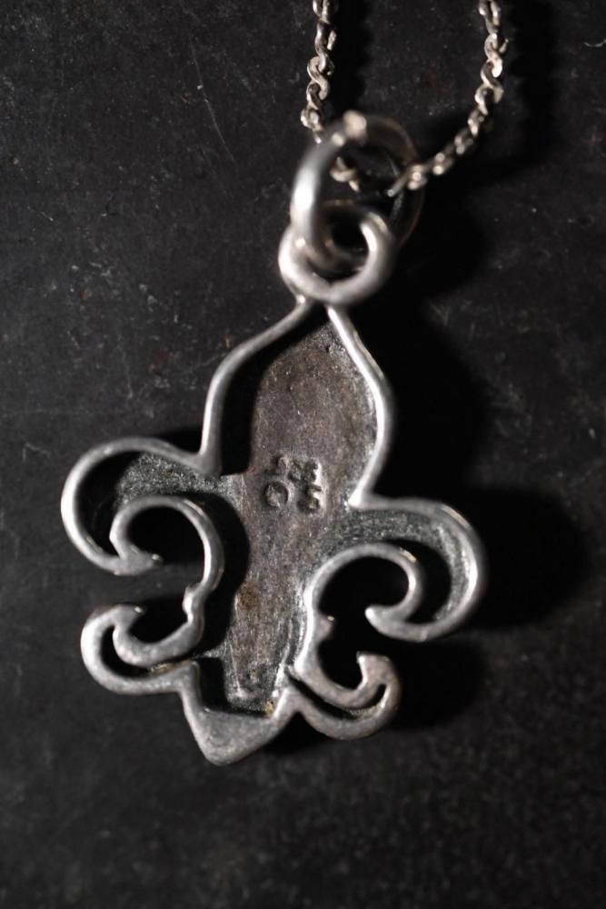 Vintage fleur de lis silver necklace