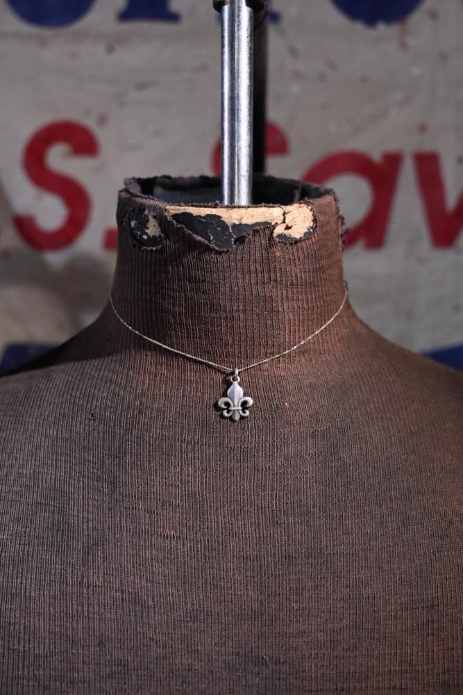 Vintage fleur de lis silver necklace