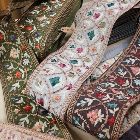 大特価 インド刺繍リボン 60サイズにいっぱい 楽天市場】インド刺繍リボン 1巻売 8m C001 | はぎれセット