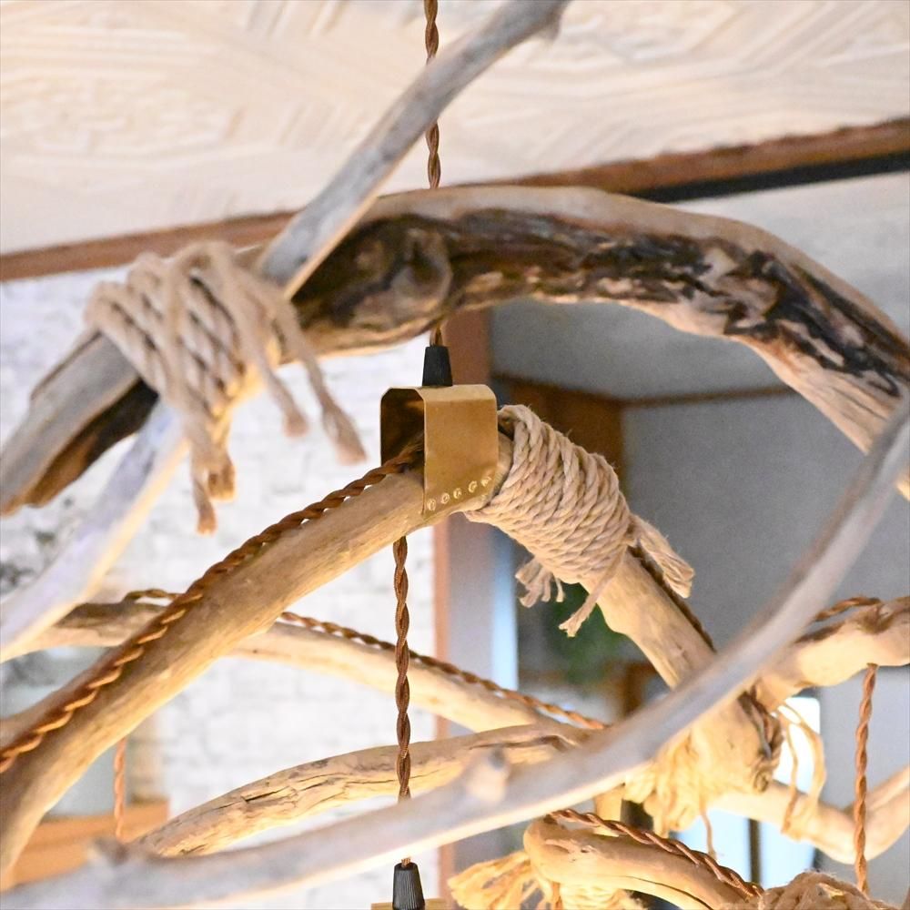 インパクトがある流木が絡んだペンダントライト | 6灯