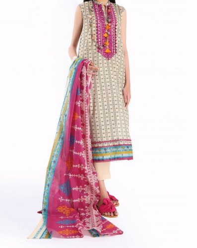 <img class='new_mark_img1' src='https://img.shop-pro.jp/img/new/icons20.gif' style='border:none;display:inline;margin:0px;padding:0px;width:auto;' />Embroidered Printed Khaadi 3 Piece suit