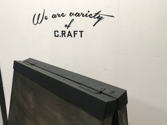 ウッド製アイアン枠付スタンドサイン　看板　折りたたみ式　両面表示可能 - CRAFTCOLLECT