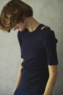 <img class='new_mark_img1' src='https://img.shop-pro.jp/img/new/icons2.gif' style='border:none;display:inline;margin:0px;padding:0px;width:auto;' />Rib Shoulder Hole Tee