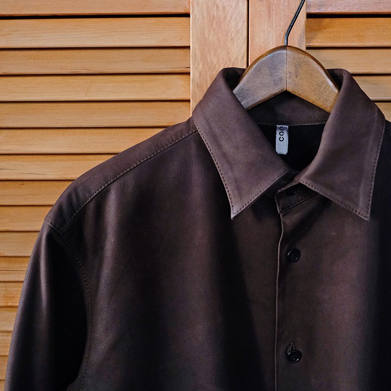 【CCU シーシーユー】“NEAT” REGULAR COLLAR SHIRT BROWN - in-and-out(インアンドアウト)