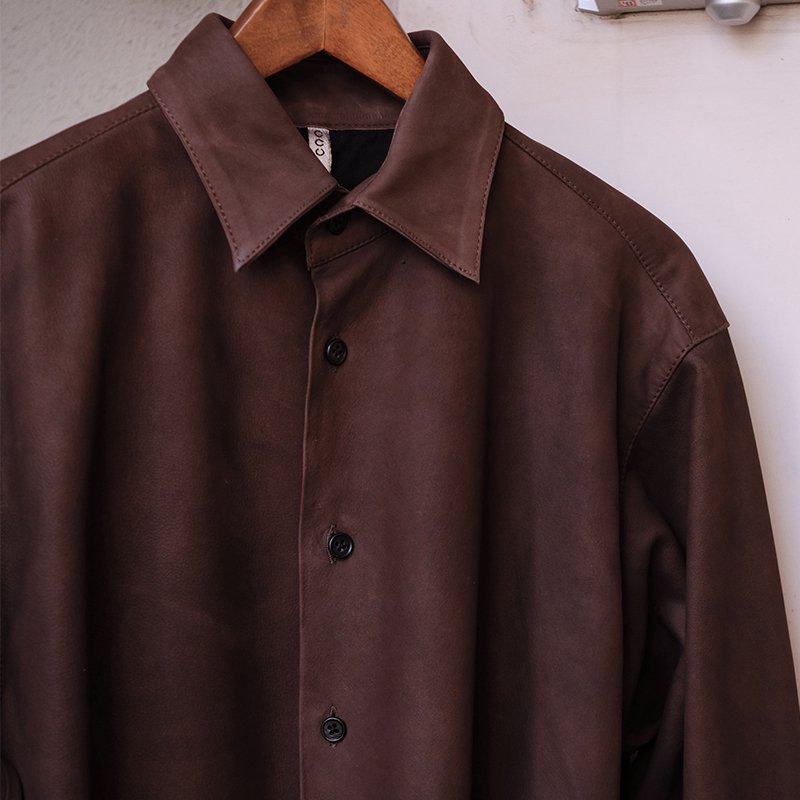 CCU シーシーユー】“NEAT” REGULAR COLLAR SHIRT BROWN - in-and-out