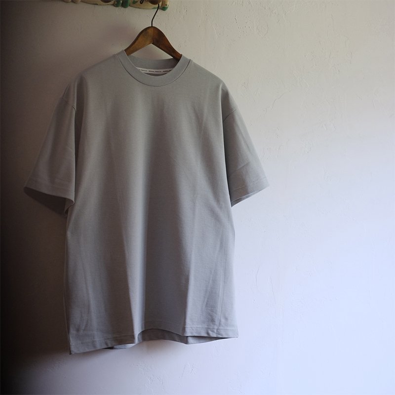 【UNIVERSAL PRODUCTS ユニバーサルプロダクツ】S/S T-SHIRTS ASH BLUE - in-and-out(インアンドアウト)