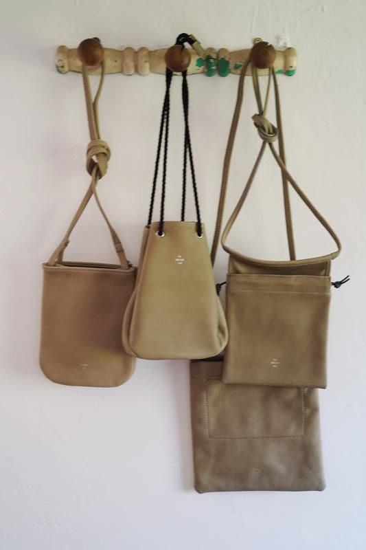 【20/80 トウェンティーエイティー】SHRINK LEATHER FLAT POCKET SHOULDER BAG GREY -  in-and-out(インアンドアウト)