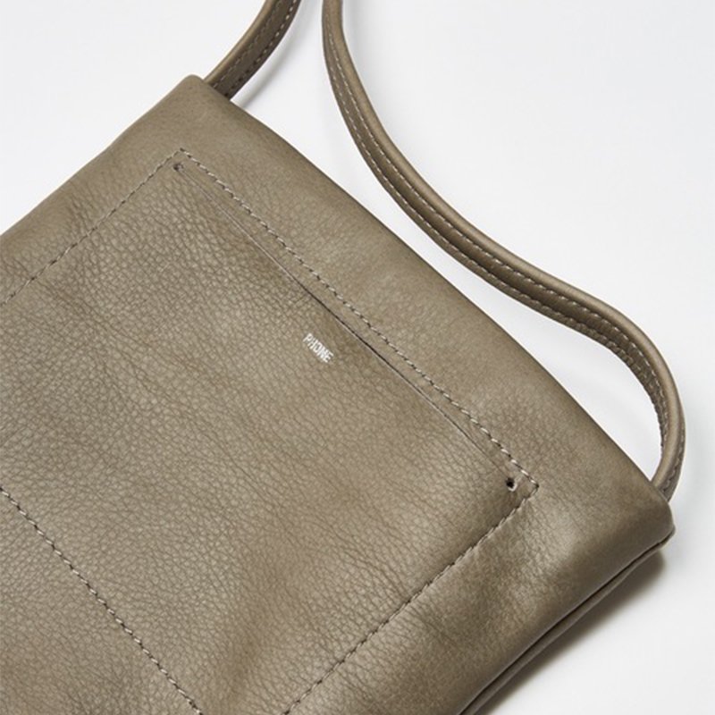 【20/80 トウェンティーエイティー】SHRINK LEATHER FLAT POCKET SHOULDER BAG GREY -  in-and-out(インアンドアウト)