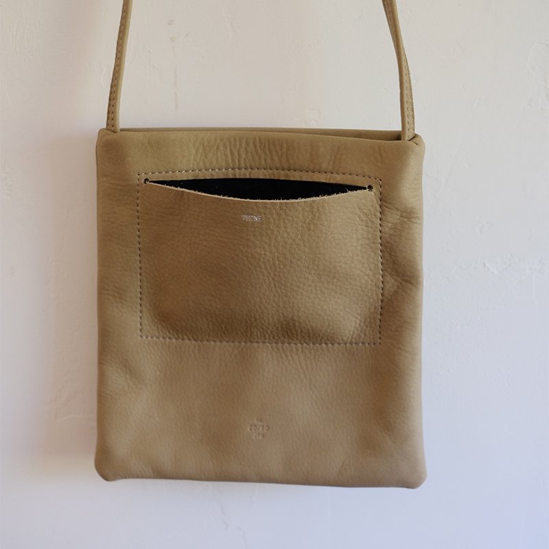 【20/80 トウェンティーエイティー】SHRINK LEATHER FLAT POCKET SHOULDER BAG GREY -  in-and-out(インアンドアウト)