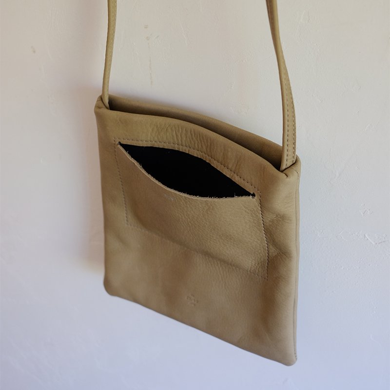 【20/80 トウェンティーエイティー】SHRINK LEATHER FLAT POCKET SHOULDER BAG GREY -  in-and-out(インアンドアウト)