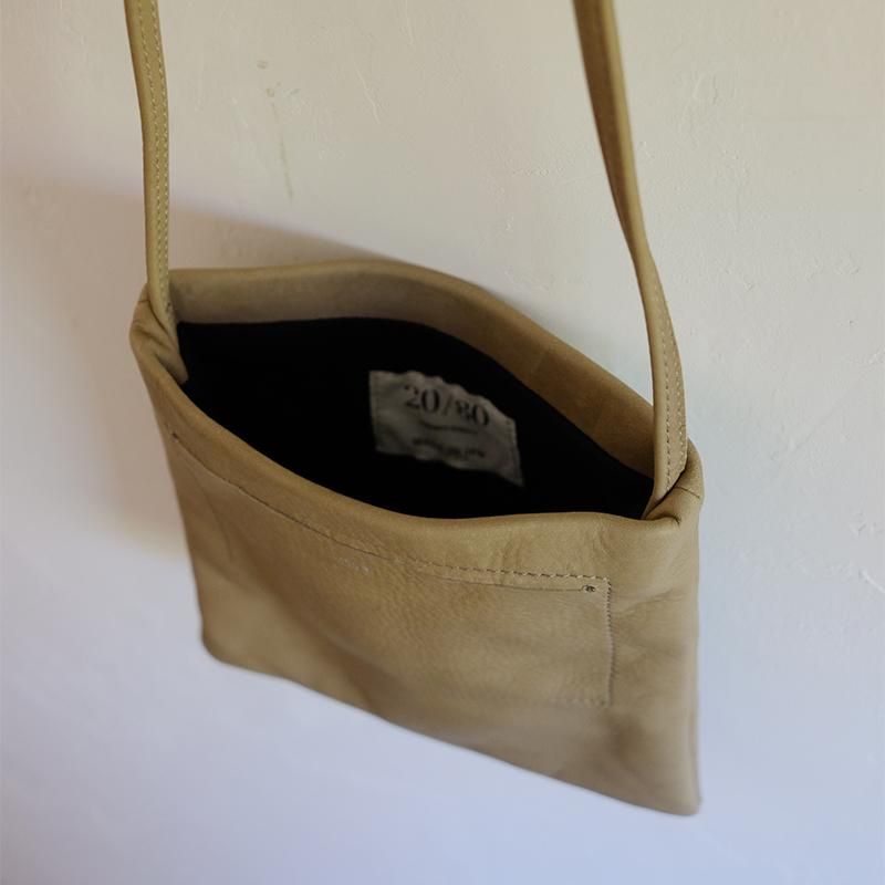 【20/80 トウェンティーエイティー】SHRINK LEATHER FLAT POCKET SHOULDER BAG GREY -  in-and-out(インアンドアウト)