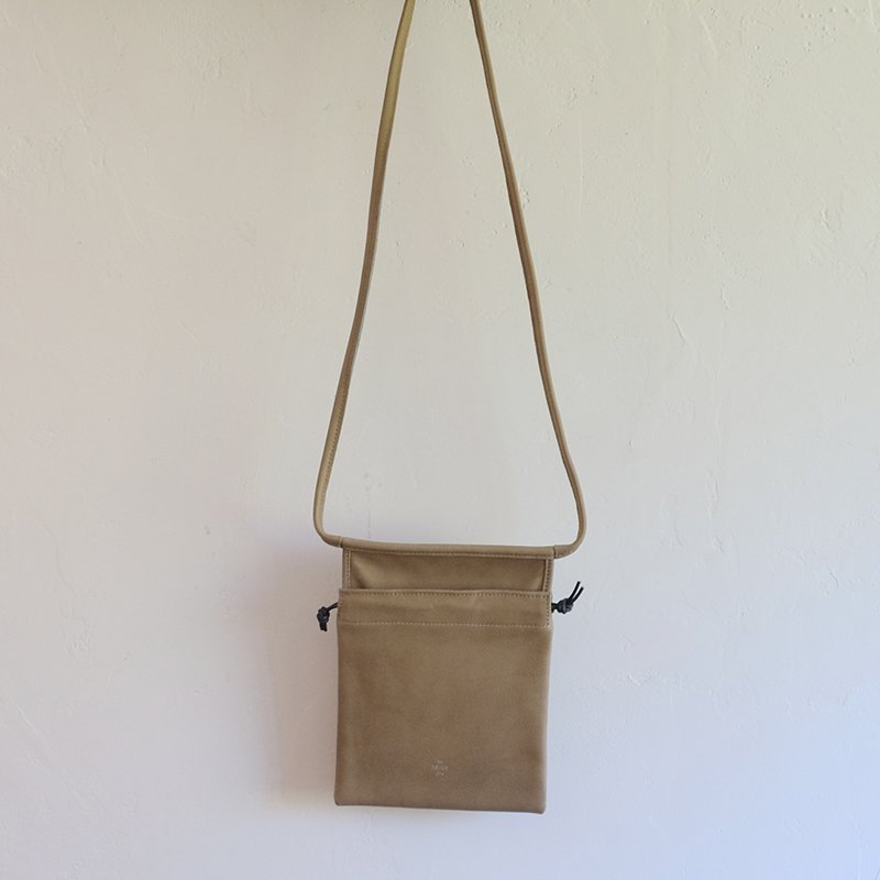 【20/80 トウェンティーエイティー】SHRINK LEATHER RED CROSSS SHOULDER BAG GREY -  in-and-out(インアンドアウト)