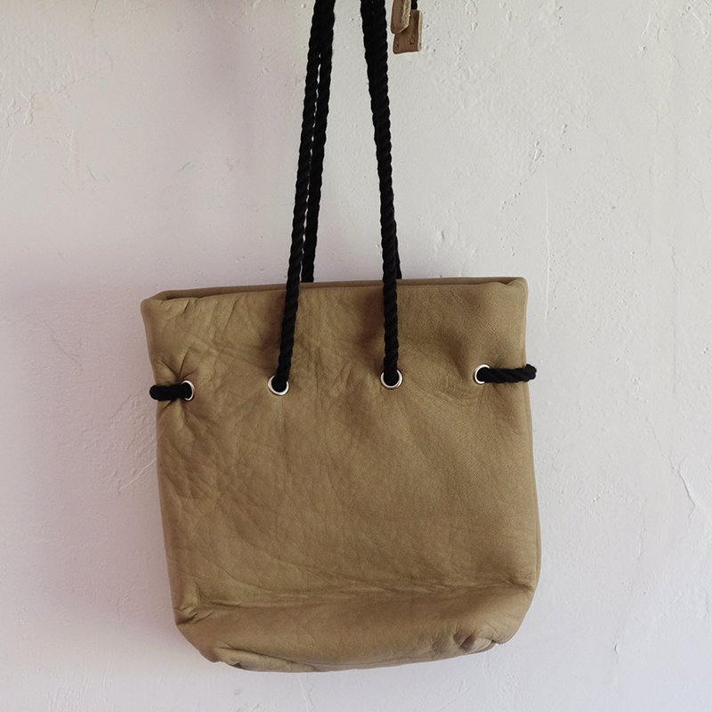 【20/80 トウェンティーエイティー】SHRINK LEATHER SQUARE GASSAI BAG GREY -  in-and-out(インアンドアウト)