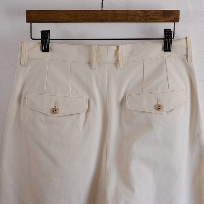 ULTERIOR アルテリア】TWISTED LIGHT CANVAS TUCKED SHORTS ECRU - in