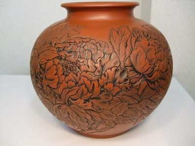 正弥作 朱泥花瓶（牡丹彫り8号大丸） - 常滑焼 陶器 陶磁器 販売