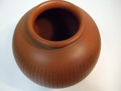 正弥作 朱泥花瓶（徒然草彫り7号丸） - 常滑焼 陶器 陶磁器 販売・通販 豊和製陶