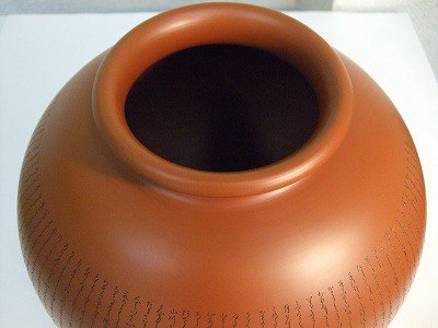 正弥作 朱泥花瓶（百人一首彫り8号丸） - 常滑焼 陶器 陶磁器 販売 