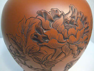 正弥作 朱泥花瓶（牡丹彫り8号細） - 常滑焼 陶器 陶磁器 販売・通販 