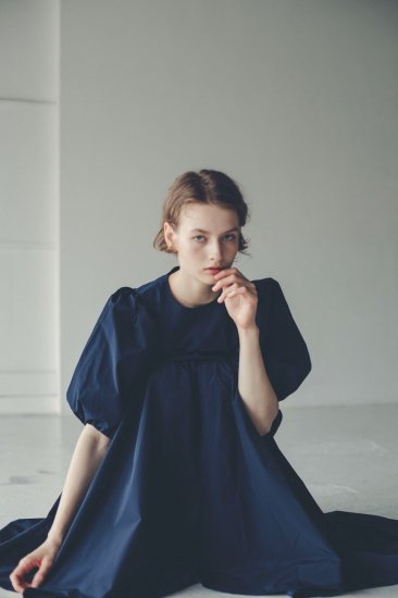 puff sleeve tiered dress / navy