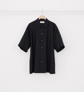 <img class='new_mark_img1' src='https://img.shop-pro.jp/img/new/icons5.gif' style='border:none;display:inline;margin:0px;padding:0px;width:auto;' />markaOPEN COLLAR SHIRT S/S -TUMBLED WOOL TROPICAL-  (BLACK)