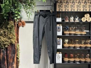 <img class='new_mark_img1' src='https://img.shop-pro.jp/img/new/icons20.gif' style='border:none;display:inline;margin:0px;padding:0px;width:auto;' />KUONBelted Tapered Trousers (DARK GRAY)