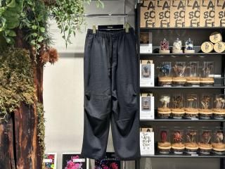 <img class='new_mark_img1' src='https://img.shop-pro.jp/img/new/icons5.gif' style='border:none;display:inline;margin:0px;padding:0px;width:auto;' />markaKNEE TUCK PANTS -WOOL SILK BEAVER- (BLACK)