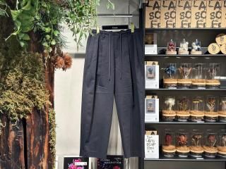 <img class='new_mark_img1' src='https://img.shop-pro.jp/img/new/icons5.gif' style='border:none;display:inline;margin:0px;padding:0px;width:auto;' />MARKAWAREDOUBLE PLEATED EASY TROUSERS -ORGANIC COTTON SURVIVAL CLOTH- (NAVY)