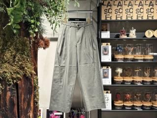 <img class='new_mark_img1' src='https://img.shop-pro.jp/img/new/icons5.gif' style='border:none;display:inline;margin:0px;padding:0px;width:auto;' />MARKAWARETRIPLE PLEATED WIDE TROUSERS -ORGANIC COTTON SURVIVAL CLOTH- (GRAY)