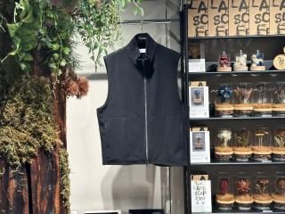 <img class='new_mark_img1' src='https://img.shop-pro.jp/img/new/icons5.gif' style='border:none;display:inline;margin:0px;padding:0px;width:auto;' />markaZIP UP VEST -SUPER 130s WOOL NAPPING- (BLACK)