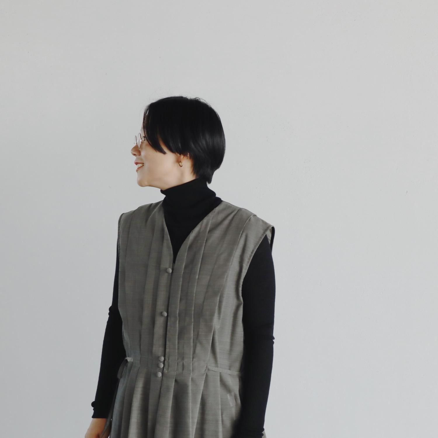 the last flower of the afternoon  Sleeveless Tucked Blouse GRAY