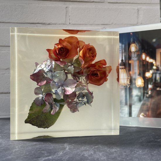 フラワーアレンジ 秋色紫陽花とオレンジ薔薇の共演 スクエア型 1231g - レジンネックレス 結婚祝いの贈り物 レジンフラワー 指輪|朝のバラ
