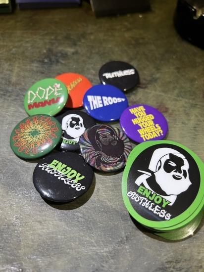 <img class='new_mark_img1' src='https://img.shop-pro.jp/img/new/icons47.gif' style='border:none;display:inline;margin:0px;padding:0px;width:auto;' />RUTHLESS PINBACK BUTTON