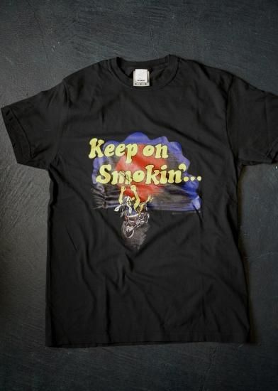 <img class='new_mark_img1' src='https://img.shop-pro.jp/img/new/icons50.gif' style='border:none;display:inline;margin:0px;padding:0px;width:auto;' />Keep On Smokin S/S TEE [BLACK]