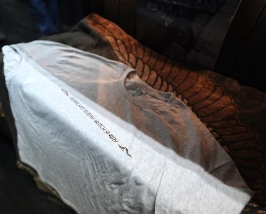 <img class='new_mark_img1' src='https://img.shop-pro.jp/img/new/icons15.gif' style='border:none;display:inline;margin:0px;padding:0px;width:auto;' />S.E.W.A-WAY  S/S TEE[ASH-G]