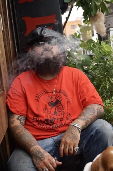 <img class='new_mark_img1' src='https://img.shop-pro.jp/img/new/icons15.gif' style='border:none;display:inline;margin:0px;padding:0px;width:auto;' />-BUZZARDS- USE YER HELMET S/S TEE[RED]