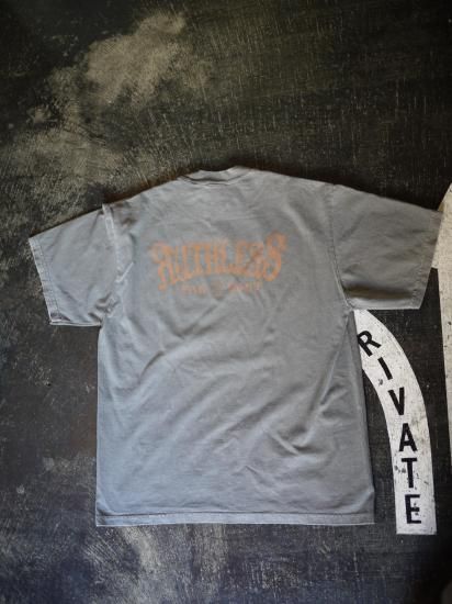 <img class='new_mark_img1' src='https://img.shop-pro.jp/img/new/icons14.gif' style='border:none;display:inline;margin:0px;padding:0px;width:auto;' />R-Plaque S\S TEE[CEMENT]