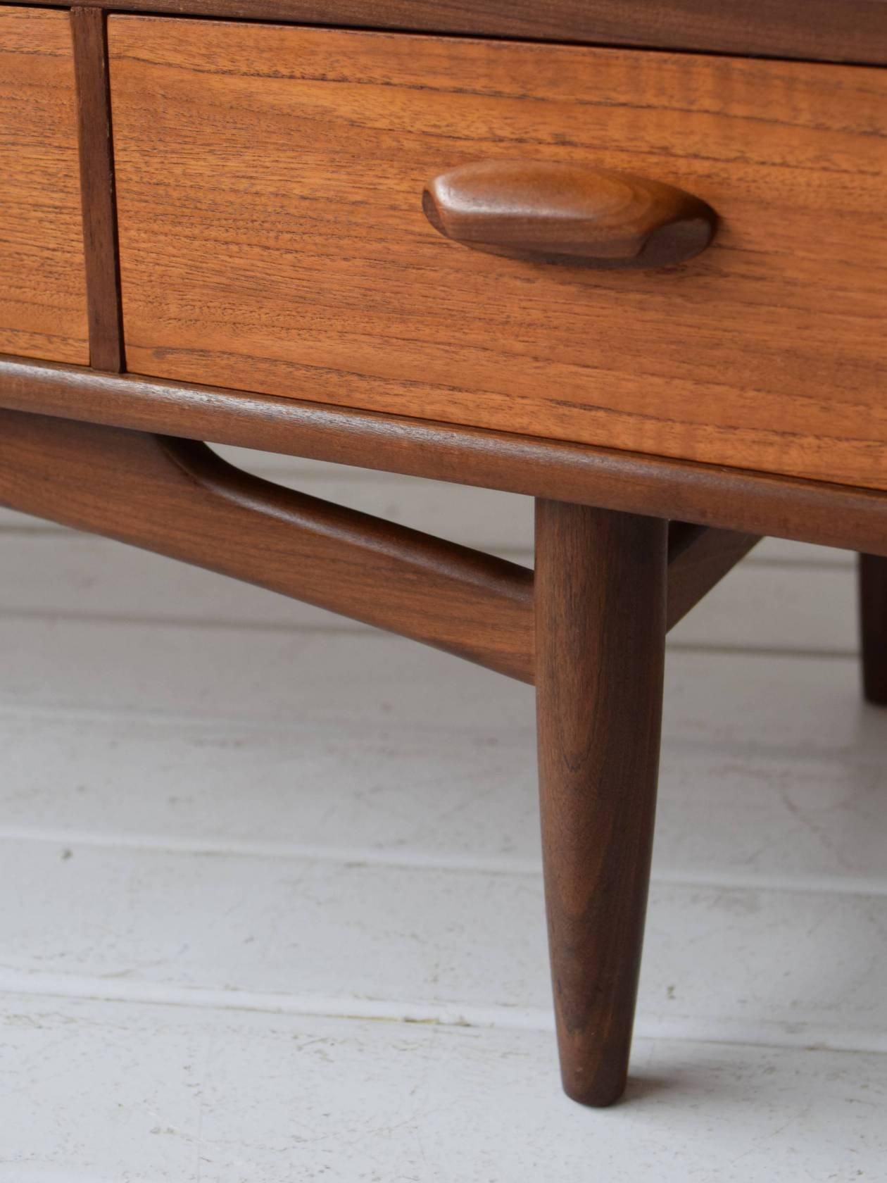 イギリス ヴィンテージ チーク オイルフィニッシュ サイドボード イギリス ヴィンテージ チーク オイルフィニッシュ サイドボード