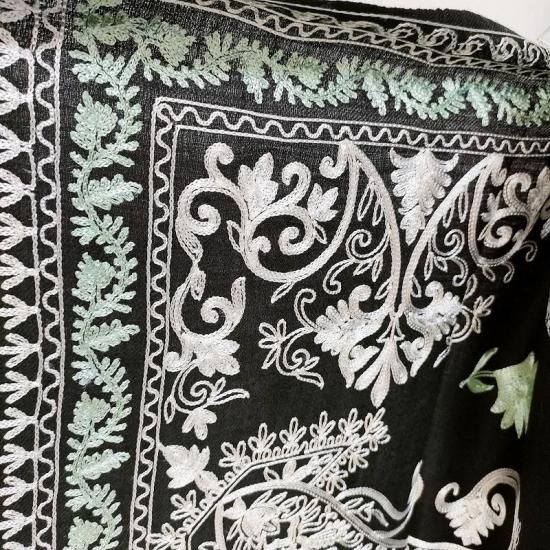 ショール 岡重 OKAJIMA 刺繍 大判 和洋兼用 wool カラーが選べる「錆青磁色×黒色 フォーマル 訪問着 御仕立上り 和服 着物コーディネート 袋帯 紬 訪問着 きもの お茶席着物 着物初心者 リサイクル着物 小紋 一昌 セレクトきもの一昌 大人の着物 藤林徳扇 婚礼着物 ブライダル  道中着 留袖 サイクル着物 綺麗な着物  名古屋帯 友禅 色無地