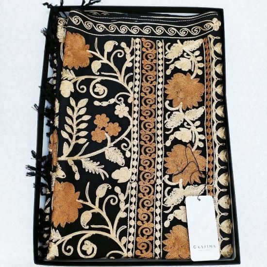ショール 岡重 OKAJIMA 刺繍 大判 和洋兼用 wool カラーが選べる「土色×黒色」 フォーマル 訪問着 御仕立上り 和服 着物コーディネート 袋帯 紬 訪問着 きもの お茶席着物 着物初心者 リサイクル着物 小紋 一昌 セレクトきもの一昌 大人の着物 藤林徳扇 婚礼着物 ブライダル  道中着 留袖 サイクル着物 綺麗な着物  名古屋帯 友禅 色無地
