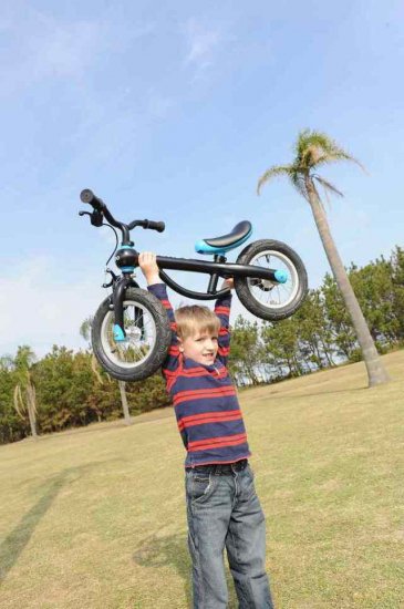おもちゃ子供用自転車 KUNDO スマートトレイル１６／ブラック×ブルー（４歳～７歳）