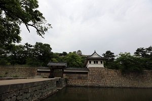 現存12天守の一つ　壮麗なな石垣丸亀城：4000×2667