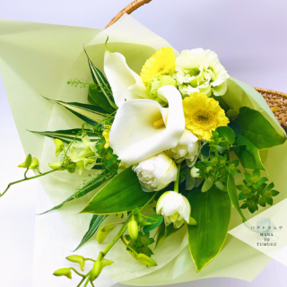 白・黄色系の華やかなブーケ花束